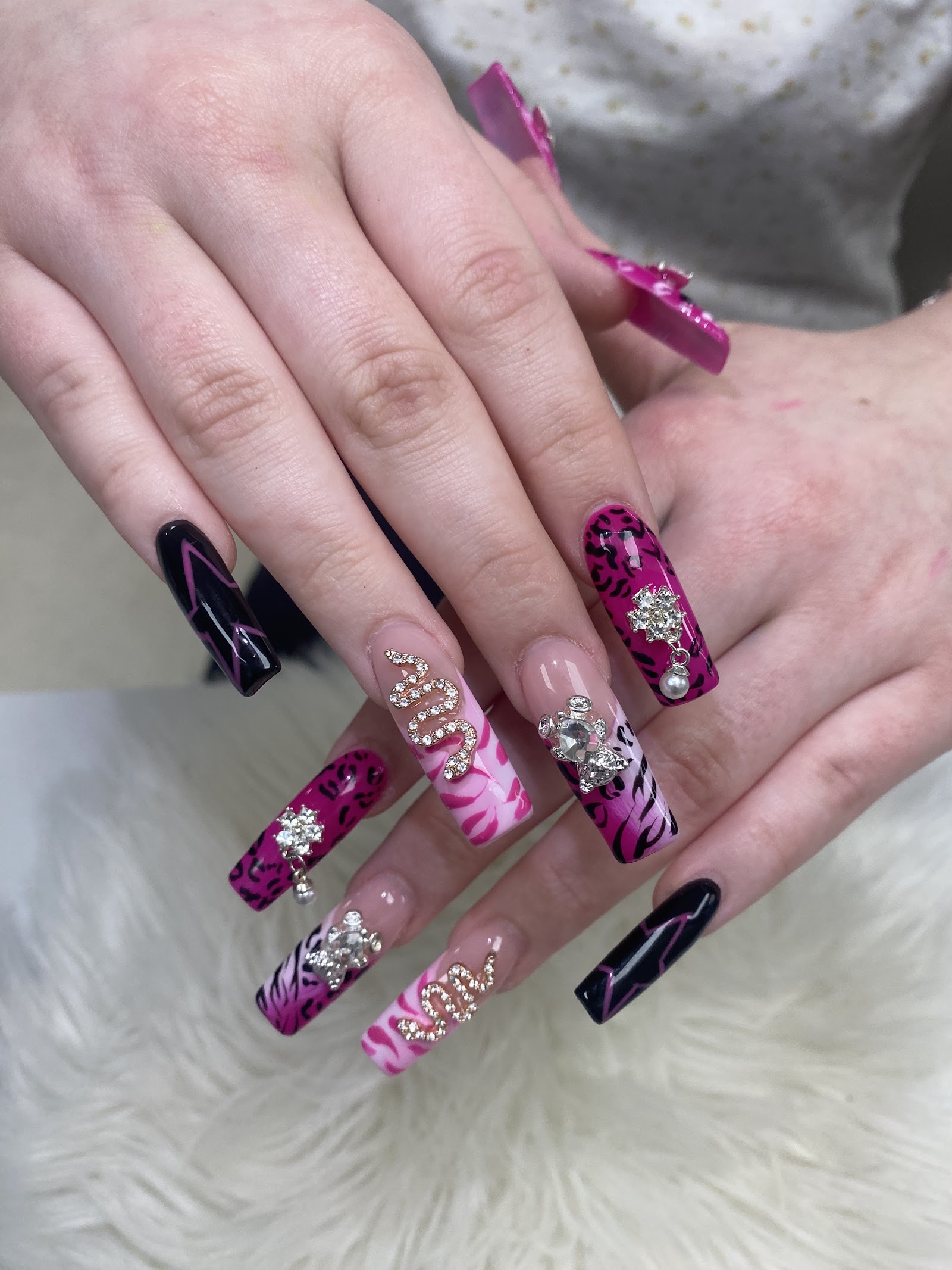 SN Nails logo